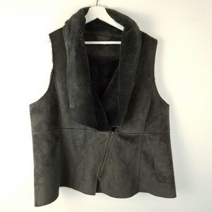 CUPIO Woman 1X Faux Suede & Faux Fur Lined Vest Angled‎ Zipper closure